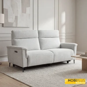 Sofá relax eléctrico Napoli tapizado en tela tono perla en un salón contemporáneo, de MobiPlus Muebles.
