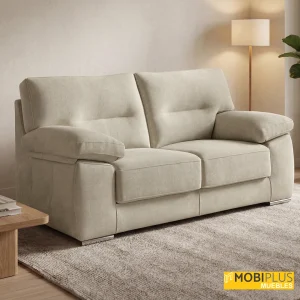 Sofá fijo de 2 plazas Oasis tapizado en tela tono arena en un salón cálido, de MobiPlus Muebles.