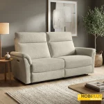 Sofá relax eléctrico Ópal en tela tono visón beige dentro de un salón moderno, de MobiPlus Muebles.