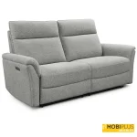 Sofá relax de 2 plazas Ópal en tapizado gris neutro sobre fondo blanco, de MobiPlus Muebles.