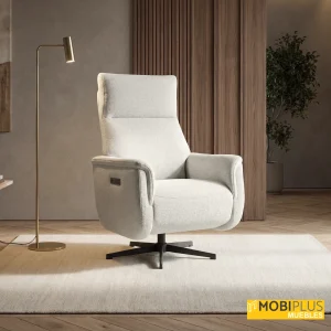 Butaca relax eléctrica giratoria modelo Piero tapizada en tela de color crema en un salón contemporáneo.