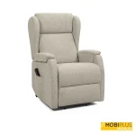 Sillón levanta personas Prince tapizado en tela visón beige sobre fondo blanco, de MobiPlus Muebles.