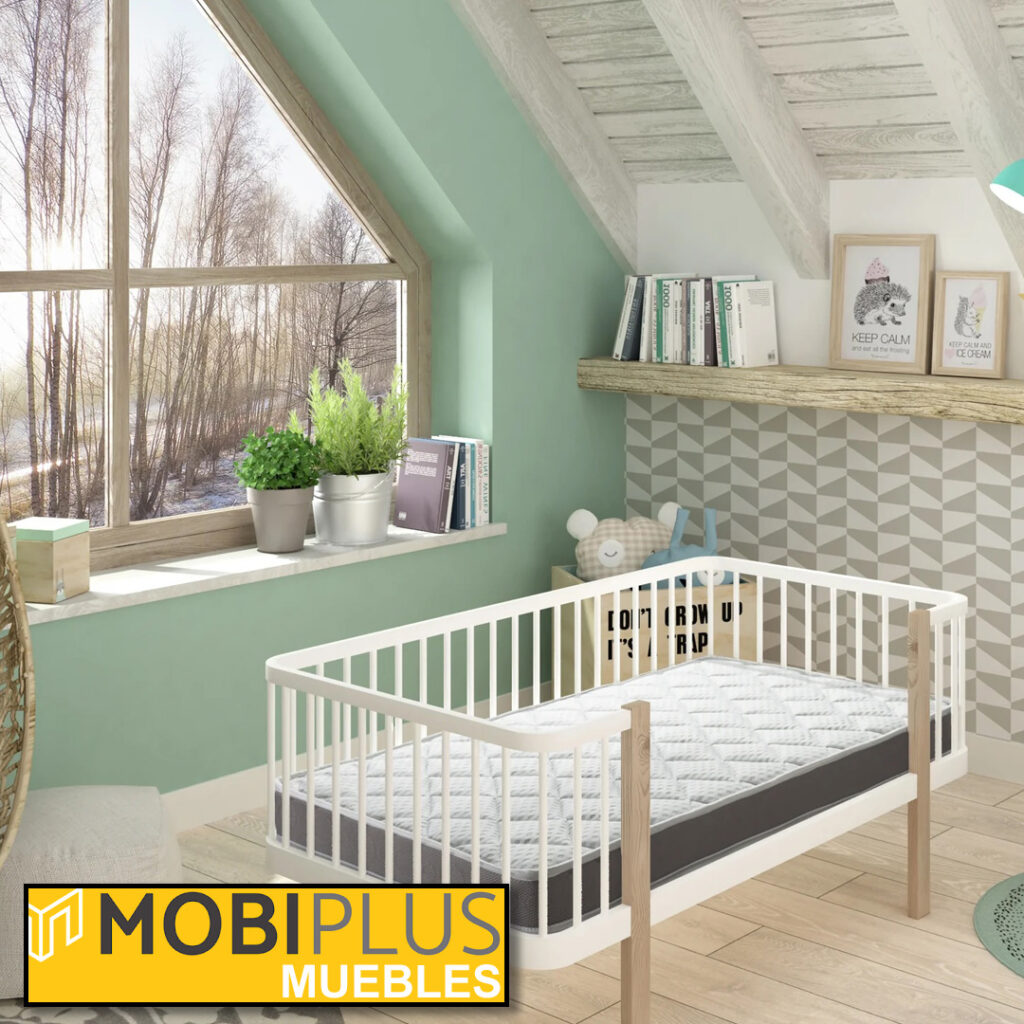 Colchón de cuna para bebé acolchado sobre cuna blanca de madera en dormitorio infantil de Mobiplus Muebles.