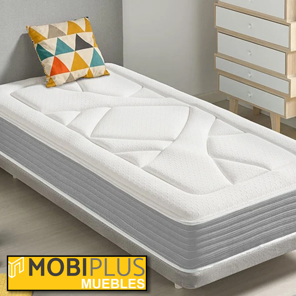 Colchón juvenil individual sobre base tapizada en dormitorio infantil de Mobiplus Muebles para la guía de tipos de colchones.