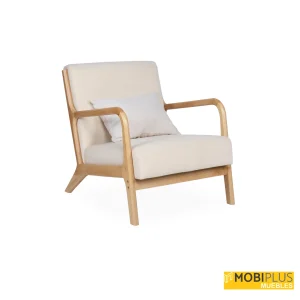 Sillón de diseño nórdico Tokio tapizado en tela beige con estructura de madera clara.