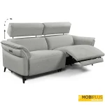 Sofá relax eléctrico de dos plazas con reposacabezas regulables y asiento reclinado tapizado en tela de color gris sobre fondo blanco.